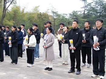 缅怀先烈志　 共铸中华魂——张家港开放大学开展香山烈士陵园祭扫活动