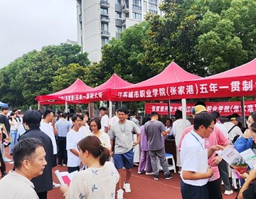 贴心服务　　筑梦未来——我校在2026年中招咨询会备受考生和家长青睐